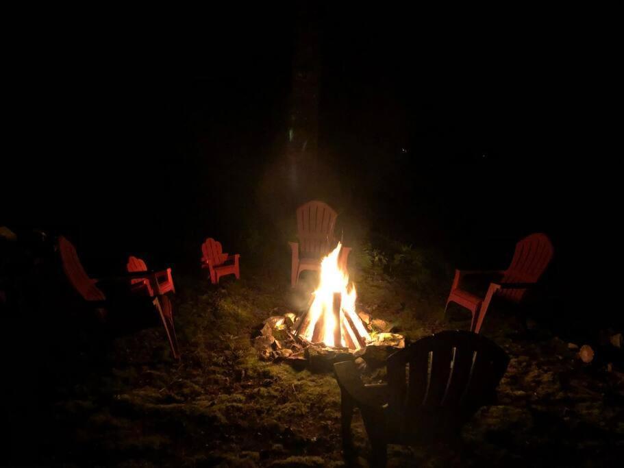 Hot Tub, Porch Swing Bed, Fire Pit, Aska Adventure Holiday home