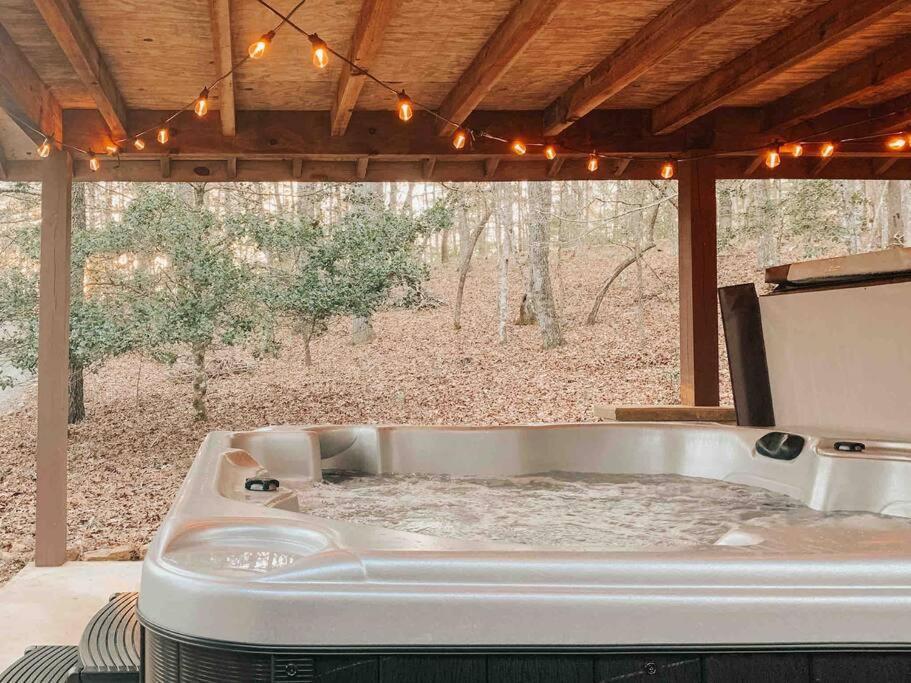 Hot Tub, Porch Swing Bed, Fire Pit, Aska Adventure Holiday home *