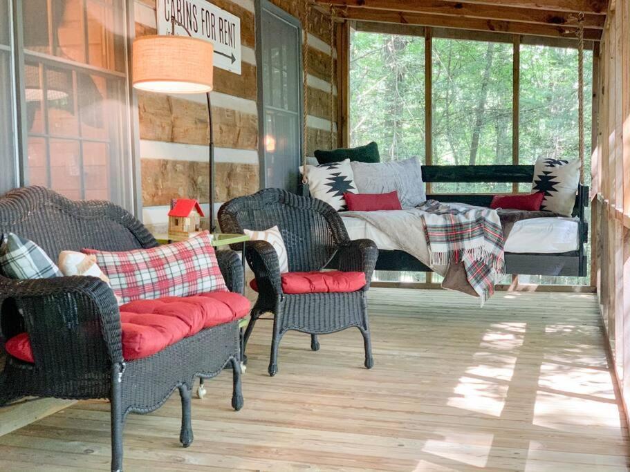 Hot Tub, Porch Swing Bed, Fire Pit, Aska Adventure Holiday home *