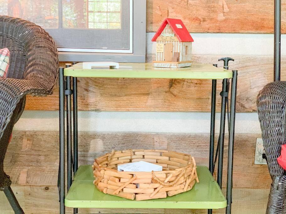 Holiday home Hot Tub, Porch Swing Bed, Fire Pit, Aska Adventure *